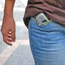 60% Pria Menyimpan Ponsel di Saku Celana